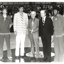 Basketball team wins 1st ever Illinois state title