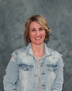 A professional photograph of Lisa Earp.